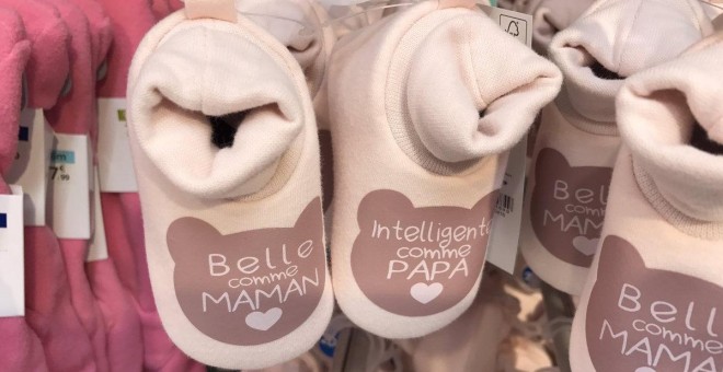 'Inteligente como papá', 'bella como mamá', mensaje en unas zapatillas infantiles comercializadas en Carrefour