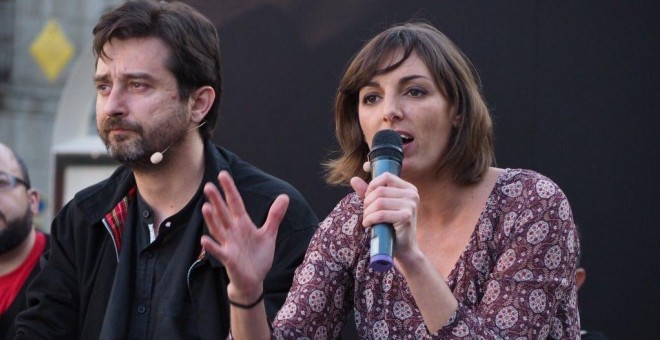 La eurodiputada de Podemos Lola Sánchez, junto al diputado de Unidos Podemos Rafael Mayoral, en una imagen de archivo.