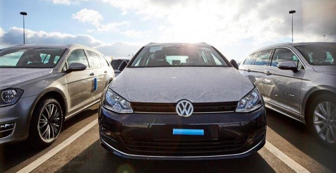 Varios coche de Volkswagen en una planta de Wolfsburgo hace unos días. EFE/Carsten Koall