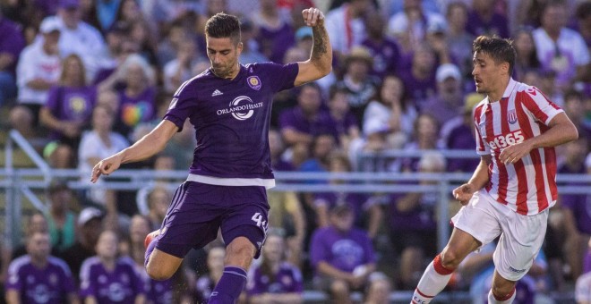 David Mateos, en un partido con el Orlando City, ante Bojan Krkic, del Stoke City.