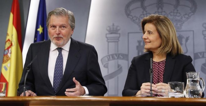 El ministro de Educación, Cultura y Deportes y Portavoz, Íñigo Méndez de Vigo (i), y la ministra de Empleo y Seguridad Social, Fátima Báñez (d), durante la rueda de prensa tras la primera reunión del Consejo de Ministros del nuevo año. /EFE