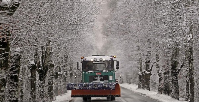 Los quitanieves trabajan sin descanso durante el temporal de nieve en Navarra. EFE