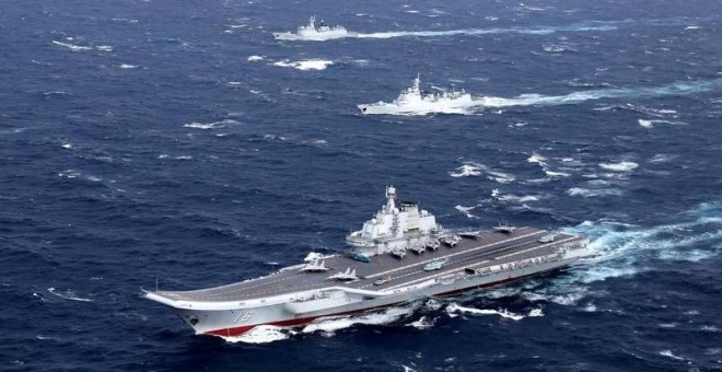 El portaaviones chino Liaoning y su flota de escolta, durante unas maniobras militares en el Mar de la China Meridional, el mes pasado. REUTERS
