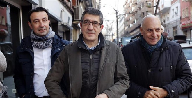 El diputado socialista Patxi López (c), a su llegada a la sede de la calle Ferraz para aistir a la reunión del Comité Federal del PSOE que aprobará el calendario político de 2017 y fijará la fecha del 39 Congreso Federal. EFE/Chema Moya