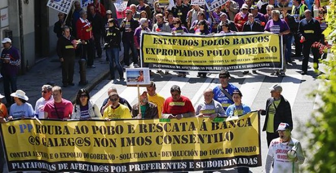 Una marcha de afectados por las preferentes se dirige hacia la residencia de Feijóo en Monte Pío. / COORDINADORA DE PLATAFORMAS