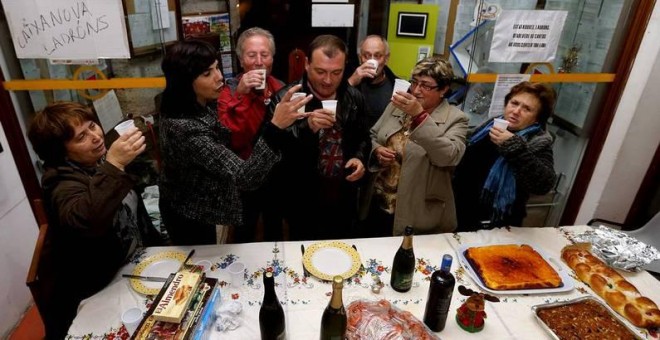 Afectados por las preferentes celebran la cena de Nochebuena de 2012 en el Concello de Gondomar. / LAVANDEIRA JR. (EFE)