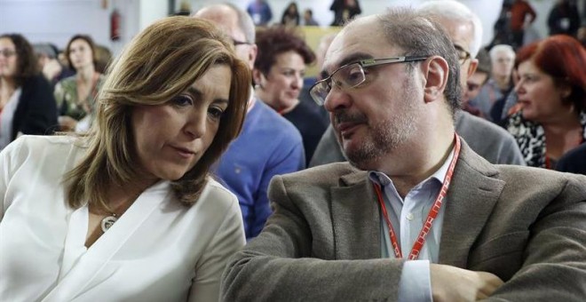 La presidenta andaluza, Susana Díaz (i), y el presidente aragonés, Javier Lambán (d), durante la reunión del Comité Federal del PSOE.-EFE