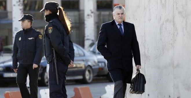 El extesorero del PP Luis Bárcenas, a su llegada a la sede Audiencia Nacional, donde hoy se reanuda el juicio del caso de corrupción política 'Gürtel' con la declaración de Bárcenas, para quien la Fiscalía pide 42 años y seis meses de cárcel. EFE/Emilio N