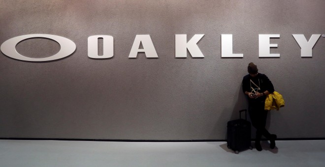Un visitante junto al logo de la marca Oakley, de la firma italiana Luxottica, en la feria internacional de óptica MIDO, en Milan. REUTERS/Stefano Rellandini