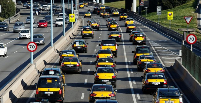 Cientos de taxistas marchas despacio por la B-20 de Barcelona, en protesta por la marcha de las negociaciones con el Ayuntamiento contra el intrusismo en el sector. REUTERS