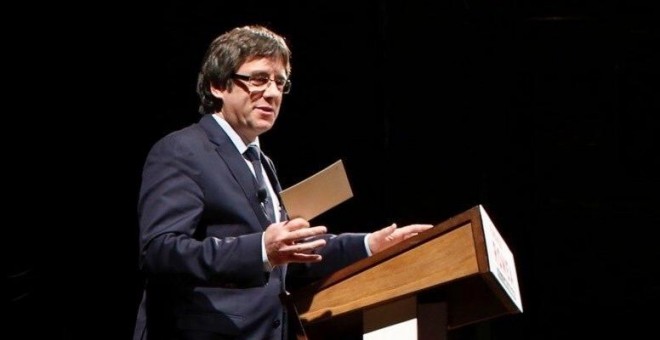 El president de la Generalitat, Carles Puigdemont, durante su conferencia  en el Teatre Romea de Barcelona. EFE/Alejandro García