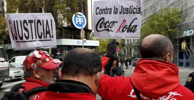 Los trabajadores de la embotelladora de Coca Cola, en una concentración delante de la sede nacional del PP, el pasado  diciembre. EFE