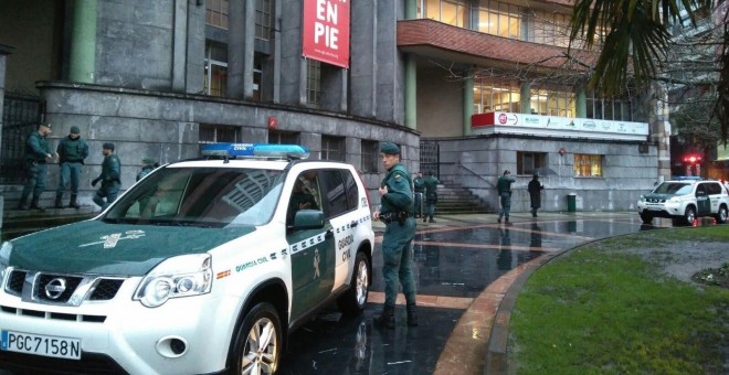 Patrullas de la Guardia Civil a las puertas de la sede de UGT en Asturias. /EP