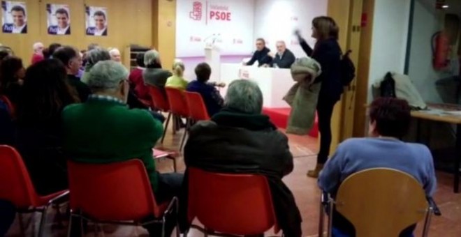 Momento de la discusión entre Soraya Rodríguez y los militantes del PSOE en Valladolid.