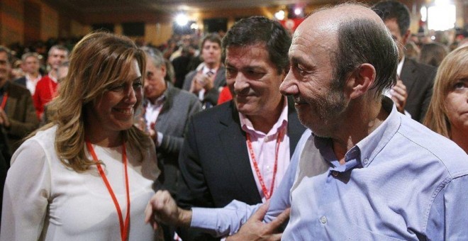 Alfredo Pérez Rubalcaba saluda a Susana Díaz en presencia de Elena Valenciano y Javier Fernández. EFE