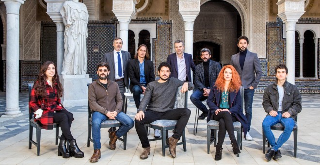 El equipo de 'La peste' durante la presentación de la serie ayer en Sevilla. /MOVISTAR +