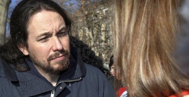 El secretario general de Podemos, Pablo Iglesias, durante la concentración de trabajadores de Coca-Cola frente al Tribunal Supremo, que debe resolver el recurso contra el auto de la Audiencia Nacional sobre la readmisión de los trabajadores de la empresa