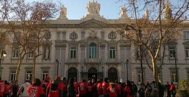 Trabajadores de la embotelladora de Coca Cola concentrados delante del edificio del Tribunal Supremo. E.P.