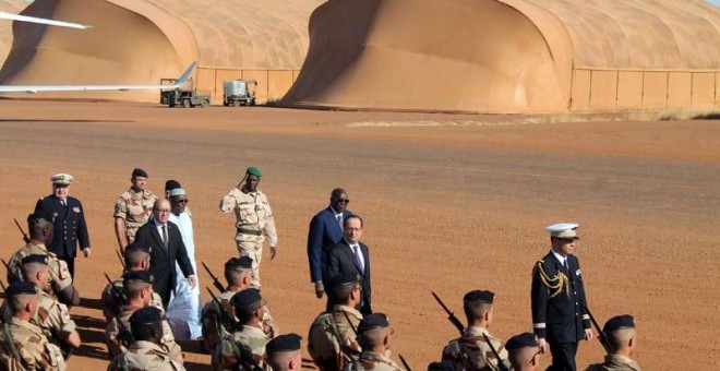 François Hollande pasa revista a las tropas francesas en Gao el pasado día 15 de enero. | ADAMA DIARRA (REUTERS)