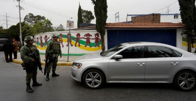 Dos soldados vigilan el acceso a la escuela de Monterrey donde se produjo el tiroteo. | REUTERS