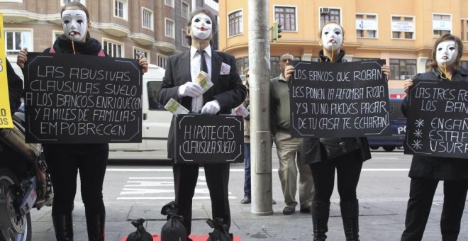 Afectados por las claúsulas suelo durante una protesta organizada por Adicae. EFE