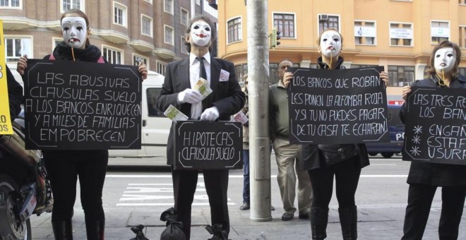 Afectados por las claúsulas suelo durante una protesta organizada por Adicae. EFE