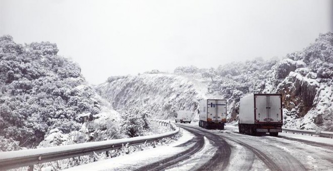 Varios camiones bloqueados en la carretera A-367 de acceso a la localidad de Ronda (Málaga), debido a la intensa nevada caída esta madrugada. /EFE