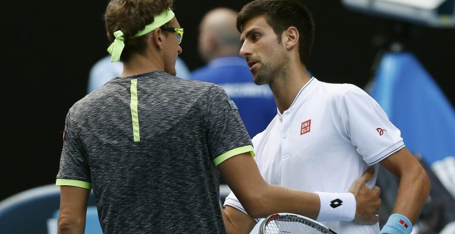 Djokovic saluda a Istomin tras ser eliminado en la segunda ronda del Open de Australia. /REUTERS