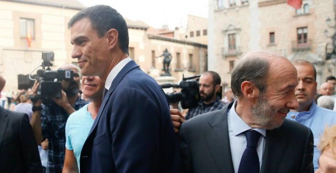 El ex secretarios generales del PSOE, Pedro Sánchez y Alfredo Pérez Rubalcaba. EFE