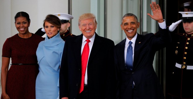 El presidente saliente, Barack Obama, y el presidente electo, Donald Trump, y sus respectivas esposas, Michelle y Melania, en la entrada de la Casa Blanca.- REUTERS