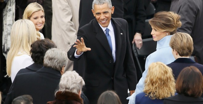 El presidente Barack Obama saluda a la esposa de Donald Trump y a su familia en la ceremonia de toma de posesión. REUTERS/Rick Wilking
