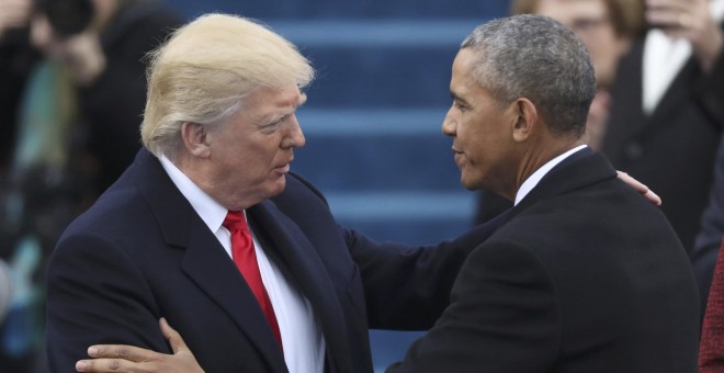 Donald Trump saluda a Barack Obama al inicio de la ceremonia de toma de posesión como nuevo presidente de EEUU. REUTERS/Carlos Barria
