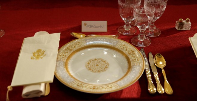 La mesa preparada, con el servicio para el presidente, del almuerzo oficial de la toma de posesión de Donald Trump, en la Sala Nacional de las Estatuas, en el Capitolio. REUTERS/Yuri Gripas