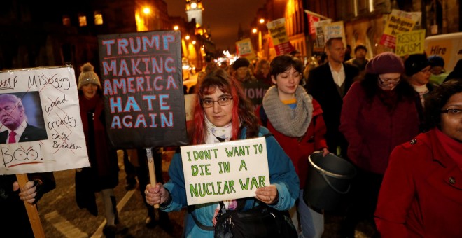 Activistas protestan contra la toma de posesión de Donald Trump en Washington. REUTERS