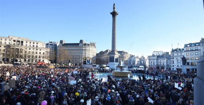 Miles de manifestantes en la 'Marcha Hermana' en la plaza de Trafalgar en Londres / EFE