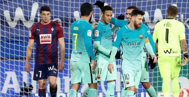 El delantero brasileño del FC Barcelona Neymar (3-i) es felicitado por sus compañeros tras marcar el cuarto gol ante el Eibar. /EFE