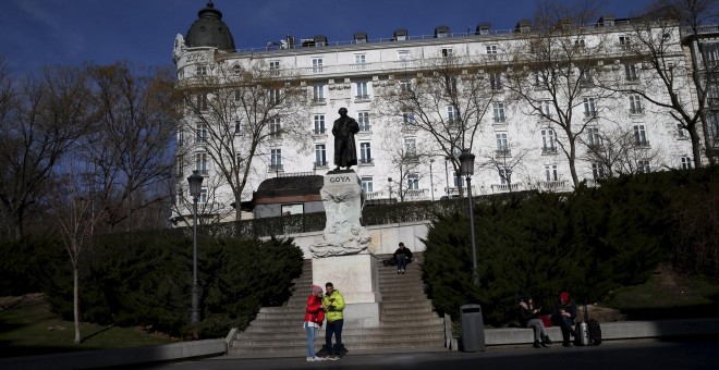 Varios turistas junto al Hotel Ritz de Madrid. REUTERS