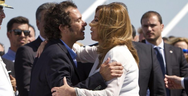 La presidenta de la Junta de Andalucía, Susana Díaz, y el alcalde de Cádiz, José María González, 'Kichi', se saludan durante el acto de inauguración del Puente de la Constitución, en septiembre de 2015. EFE