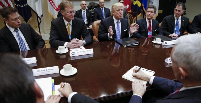 El presidente de EEUU, Donald Trump, en la Sala Roosvelt de la Casa Blanca, con los directivos de algunas de las principales empresas estadounidenses, como el director ejecutivo de la Corning, Wendell Weeks, o el director ejecutivo de Johnson & Johnson, A