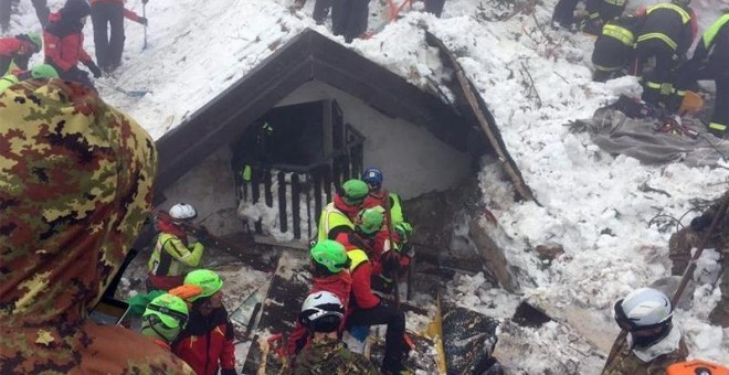 Los trabajos de búsqueda de posibles supervivientes en el hotel Rigopiano en el centro de Italia. /EFE