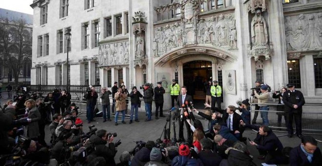 El Fiscal General británico se dirige a los medios ante la sede del Tribunal Supremo británico. | TOBY MELVILLE (REUTERS)