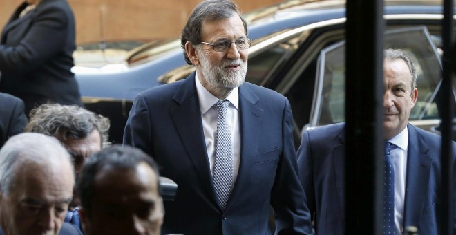 El presidente del Gobierno, Mariano Rajoy, a su llegada al Casino de Madrid para participar en el Foro ABC. EFE/Paco Campos
