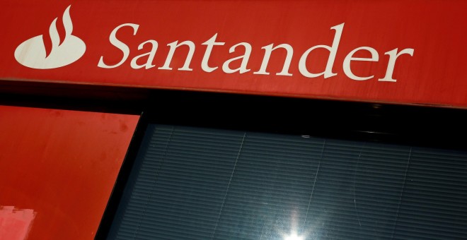 El logo del Banco Santander en una sucursal en Sevilla. REUTERS/ Marcelo del Pozo