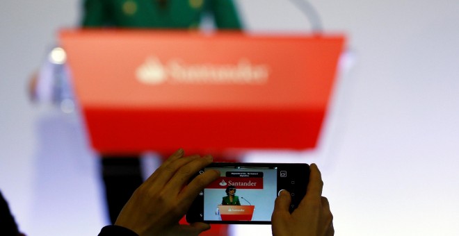 Un periodista toma una foto a la presidenta del Banco Santander, Ana P. Botin, durante la presentación de los resultados anuales de 2016, en la Ciudad Financiera de la localidad madrileña de Boadilla del Monte. REUTERS/Juan Medina