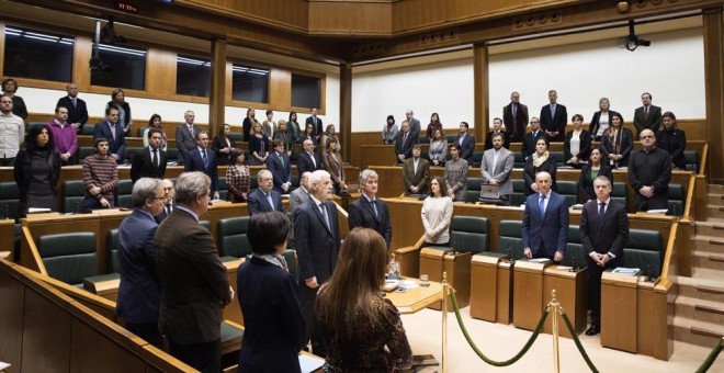 El Parlamento Vasco ha rendido homenaje con un minuto de silencio a Gregorio Ordóñez, asesinado por ETA en San Sebastián el 23 de enero de 1995 cuando era portavoz del PP en la capital guipuzcoana. EFE/ADRIÁN RUIZ DE HIERRO