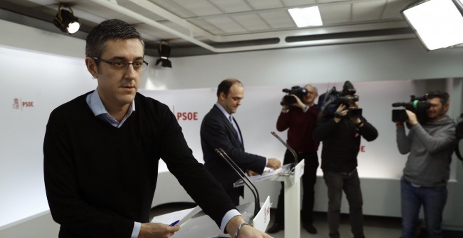 Los coordinadores del área Política y Económica de la Ponencia marco del PSOE, Eduardo Madina y José Carlos Díez, respectivamente, durante la rueda de prensa que han ofrecido en la sede de la calle Ferraz. EFE/Emilio Naranjo