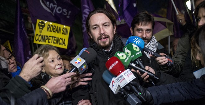 El secretario general de Podemos, Pablo Iglesias, hace unas declaraciones a los medios durante la concentración convocada por su partido ante la sede de la CNMC, en Madrid, para exigir al organismo regulador que investigue las causas de la subida de la el