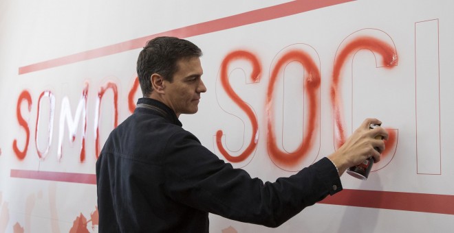 El exsecretario general del PSOE Pedro Sánchez rellena con spray una pintada en Dos Hermanas (Sevilla), donde ha anunciado que se presentará a las primarias para volver a liderar el partido. EFE/Julio Muñoz