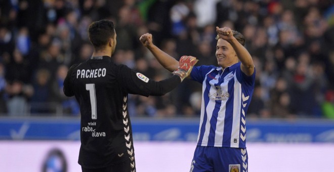 El portero del Alavés Fernando Pacheco celebra con Marcos Llorente el empate ante el Atlético de Madrid en Mendizorroza. REUTERS/Vincent West