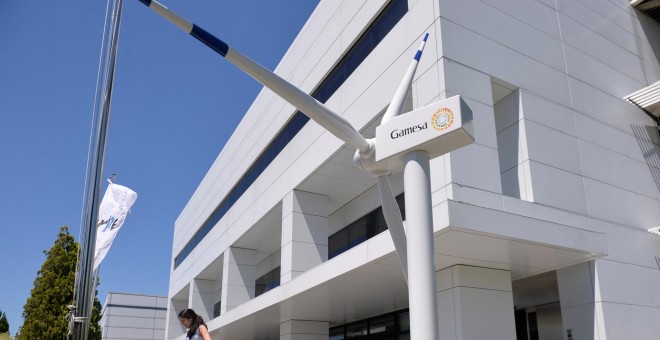 Un aerogenerador en la sede de GAMESA. / REUTERS